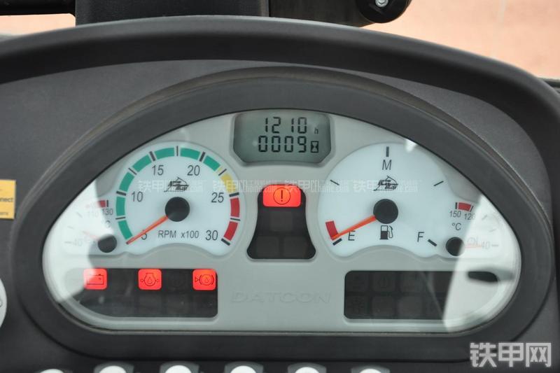 成工866HTC(可伸缩挖掘臂)挖掘装载机局部