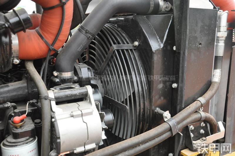 成工866HTC(可伸缩挖掘臂)挖掘装载机局部