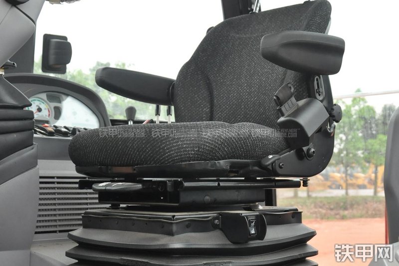 成工866HTC(可伸缩挖掘臂)挖掘装载机局部