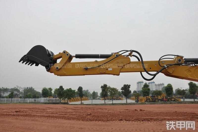 成工866HTC(可伸缩挖掘臂)挖掘装载机局部