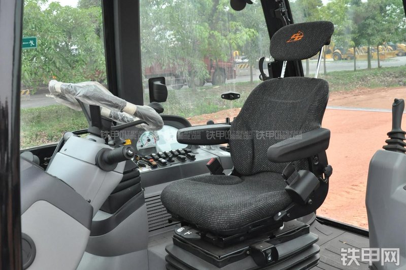 成工866HTC(可伸缩挖掘臂)挖掘装载机局部