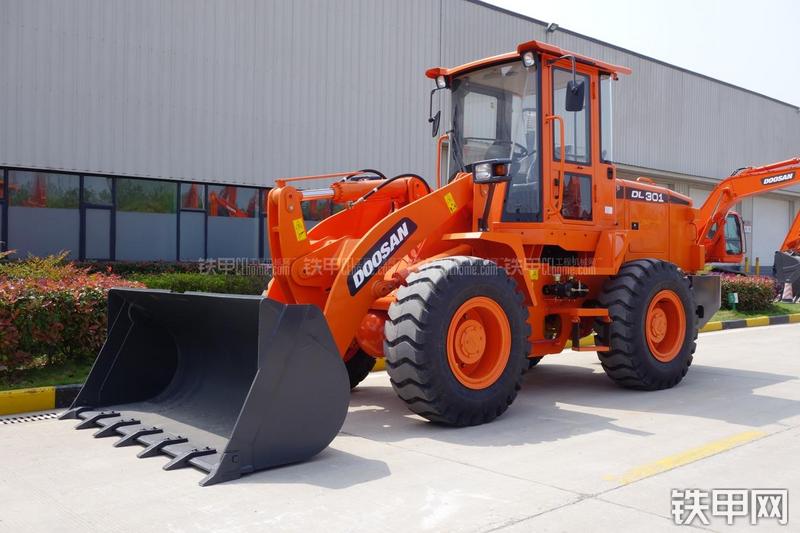 迪万伦DL301装载机整机外观
