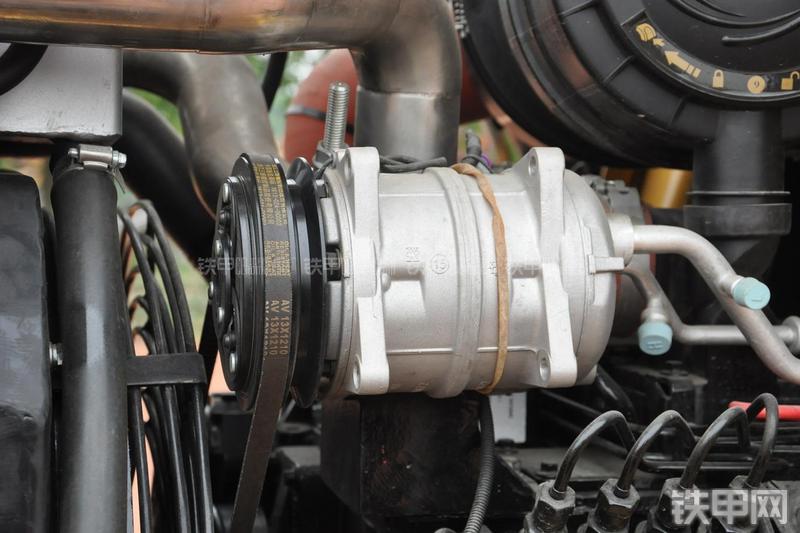 成工866HTC(可伸缩挖掘臂)挖掘装载机局部