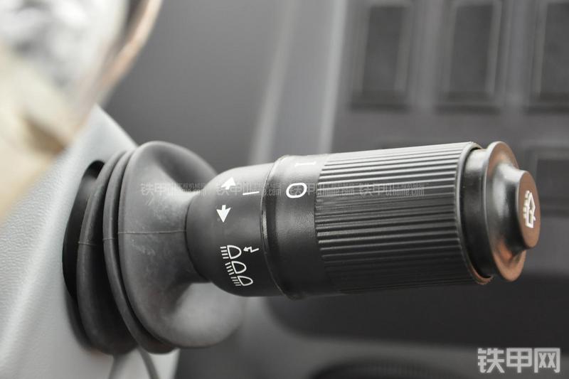 成工866HTC(可伸缩挖掘臂)挖掘装载机局部