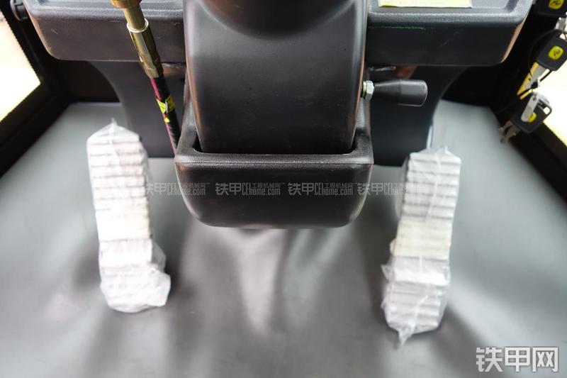 成工ZL50D-3装载机局部