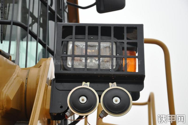 成工ZL50D-3装载机局部