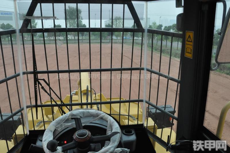 成工ZL50D-3装载机局部