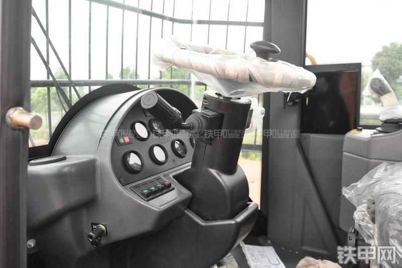 成工ZL50D-3装载机局部