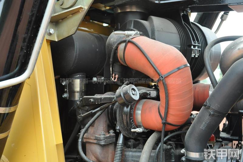 成工866HTC(可伸缩挖掘臂)挖掘装载机局部