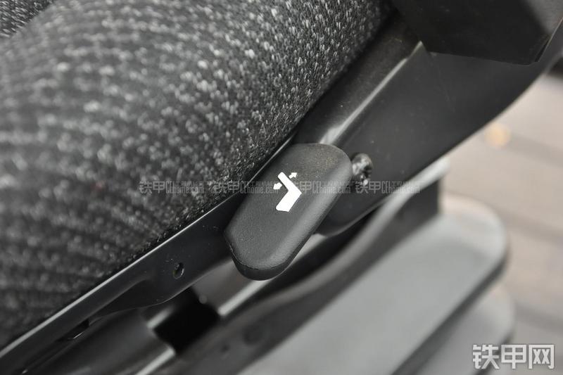 成工866HTC(可伸缩挖掘臂)挖掘装载机局部