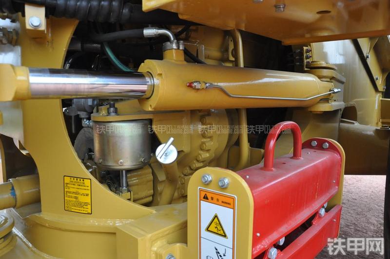 成工ZL50D-3装载机局部