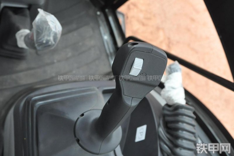 成工866HTC(可伸缩挖掘臂)挖掘装载机局部