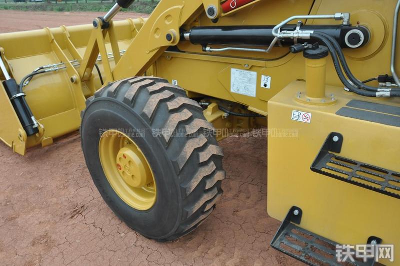 成工866HTC(可伸缩挖掘臂)挖掘装载机局部