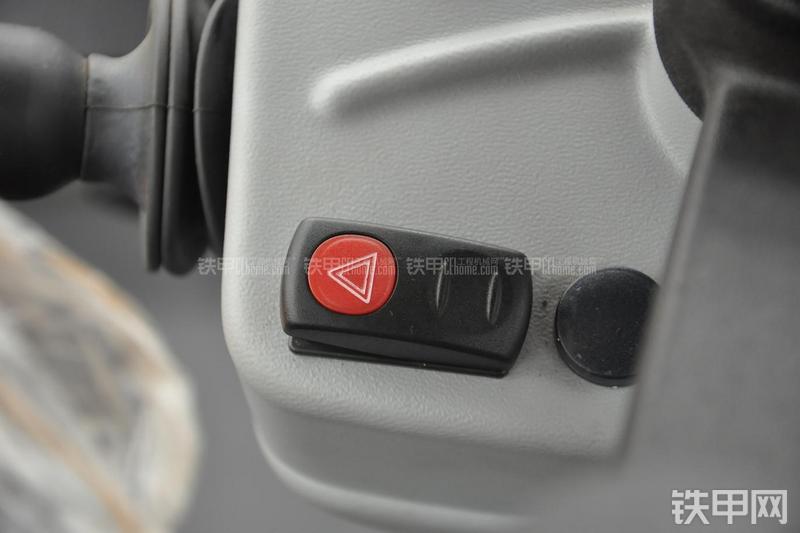 成工866HTC(可伸缩挖掘臂)挖掘装载机局部