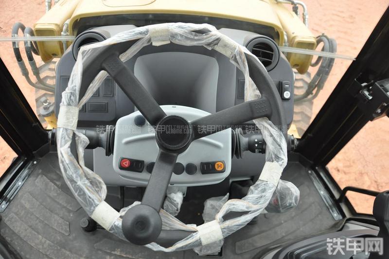 成工866HTC(可伸缩挖掘臂)挖掘装载机局部