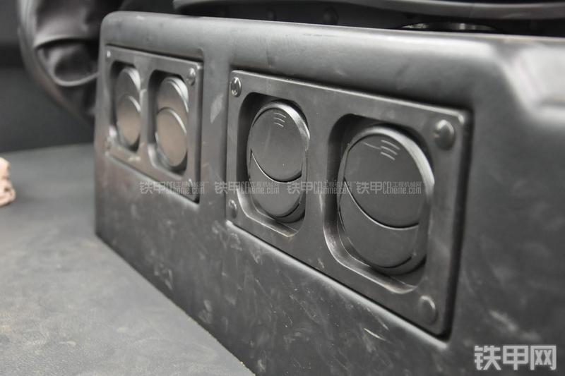 成工ZL50D-3装载机局部