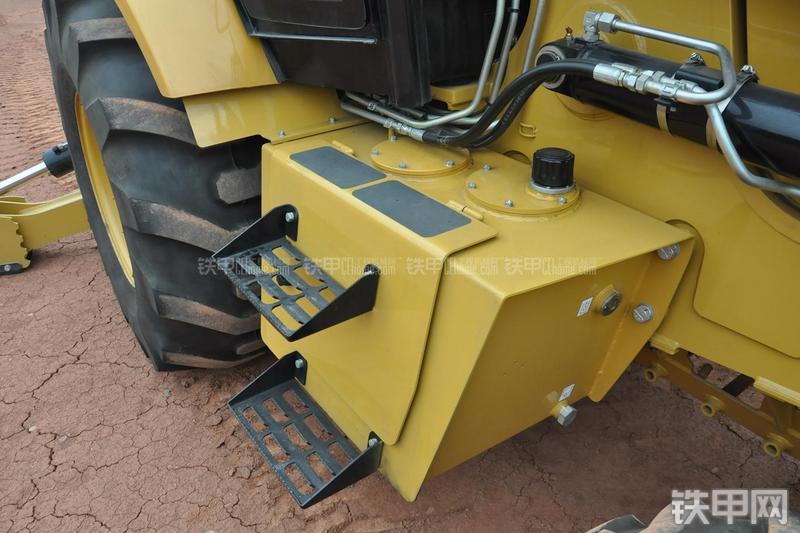 成工866HTC(可伸缩挖掘臂)挖掘装载机局部