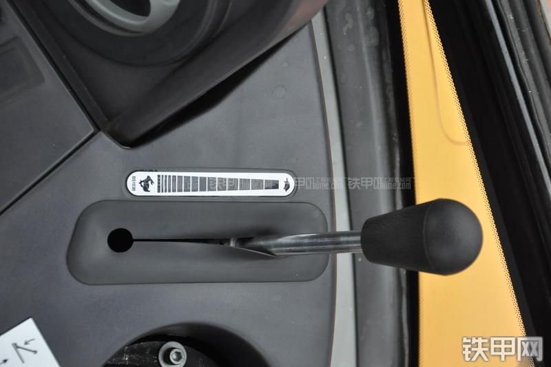 成工866HTC(可伸缩挖掘臂)挖掘装载机局部