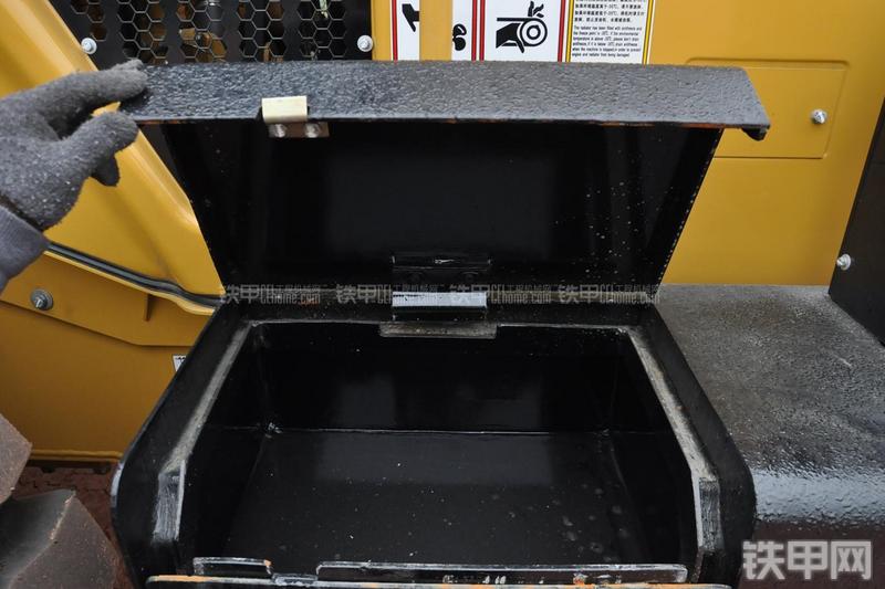 成工ZL50D-3装载机局部