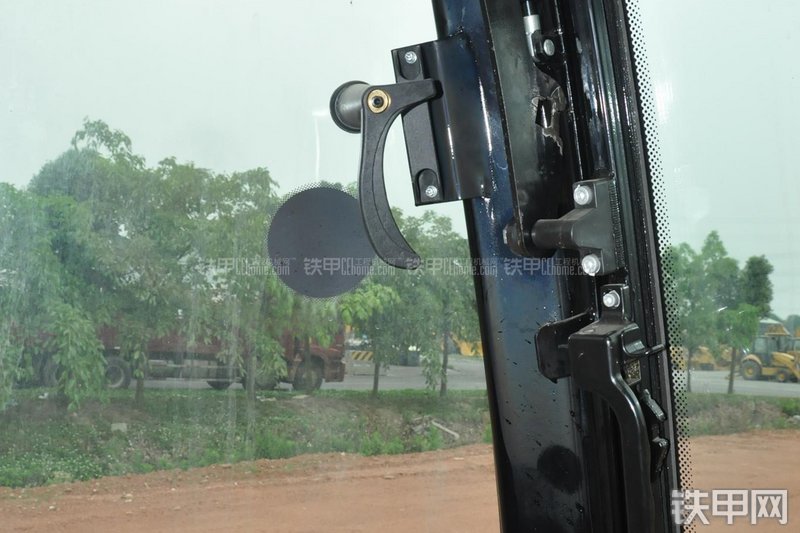 成工866HTC(可伸缩挖掘臂)挖掘装载机局部