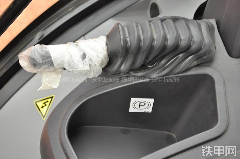 成工866HTC(可伸缩挖掘臂)挖掘装载机局部