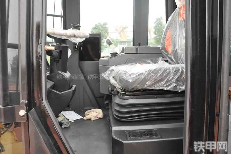 成工ZL50D-3装载机局部