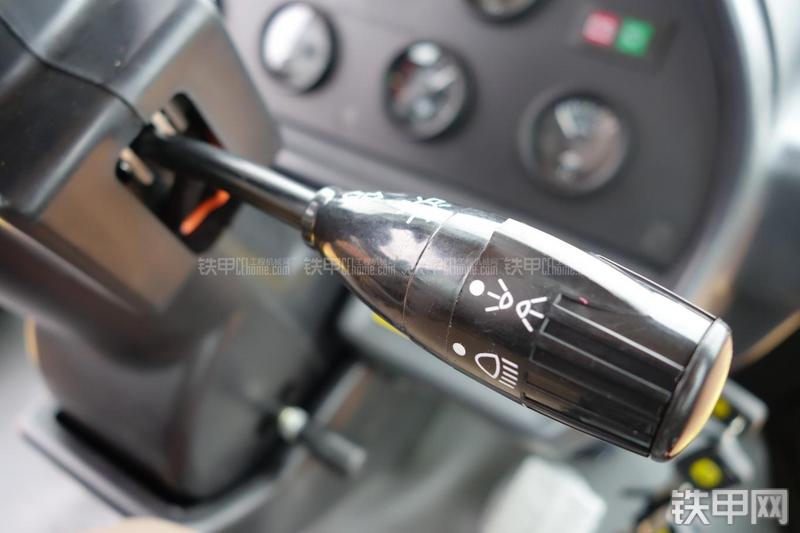 成工ZL50D-3装载机局部