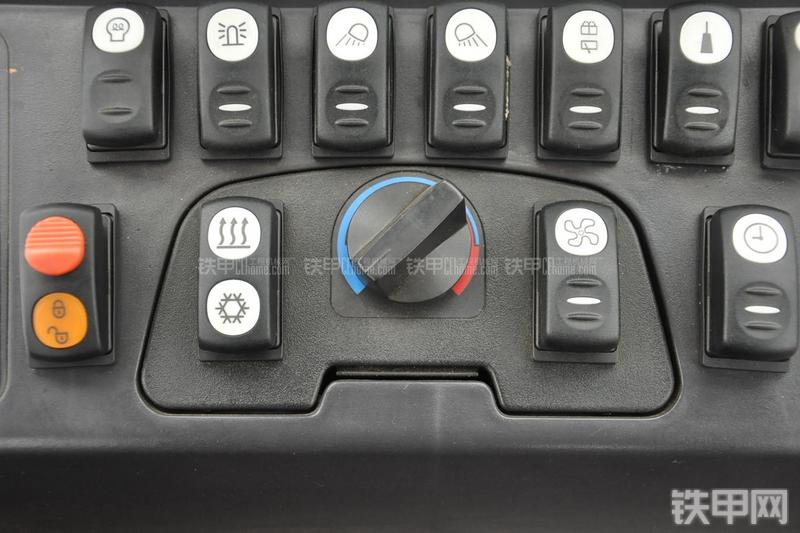 成工866HTC(可伸缩挖掘臂)挖掘装载机局部