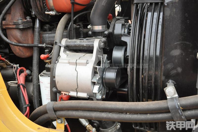 成工866HTC(可伸缩挖掘臂)挖掘装载机局部