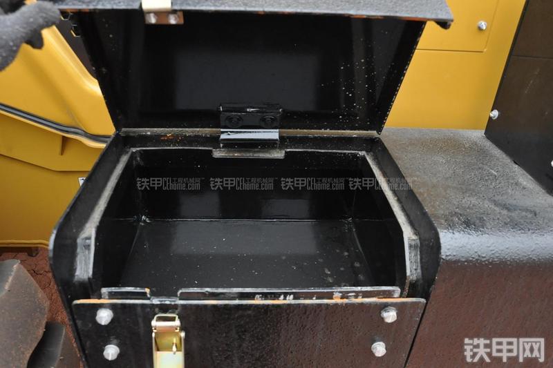 成工ZL50D-3装载机局部