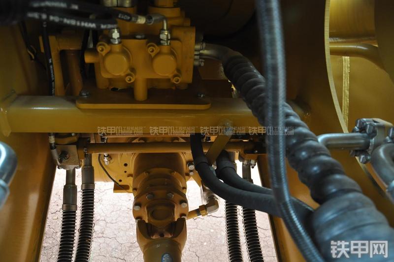 成工ZL50D-3装载机局部