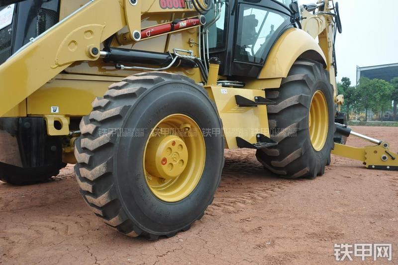 成工866HTC(可伸缩挖掘臂)挖掘装载机局部