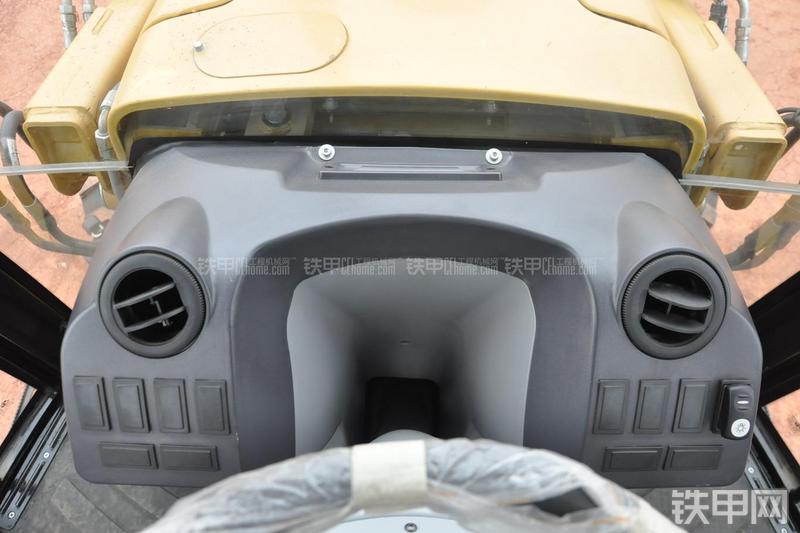 成工866HTC(可伸缩挖掘臂)挖掘装载机局部