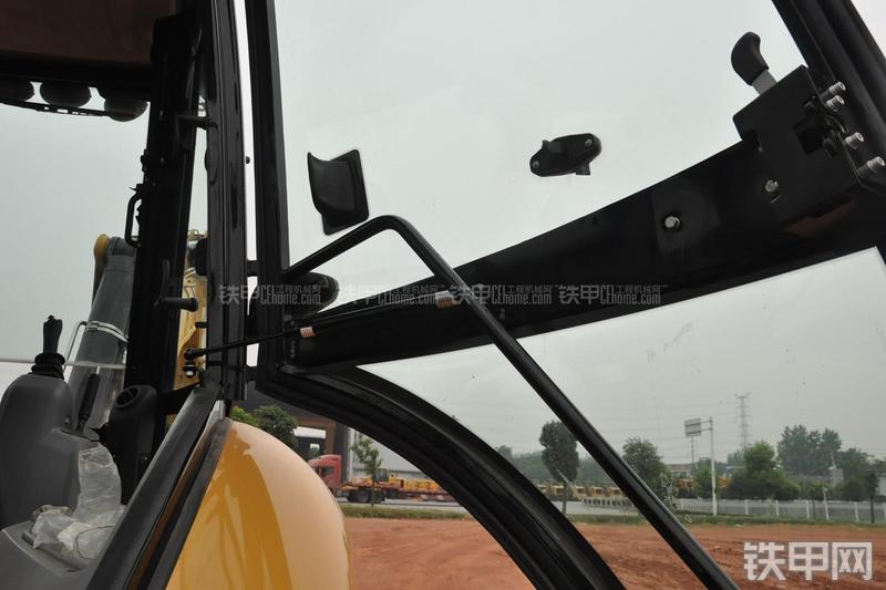 成工866HTC(可伸缩挖掘臂)挖掘装载机局部