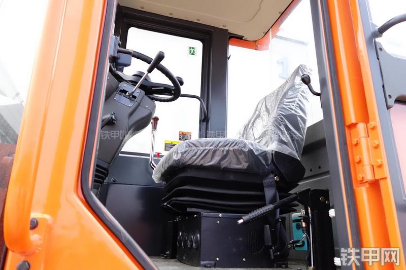 迪万伦DL301装载机局部