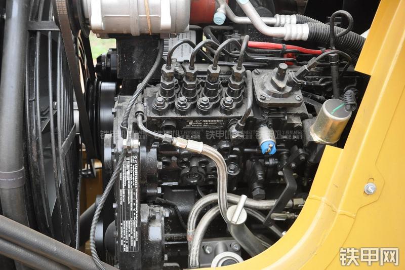 成工866HTC(可伸缩挖掘臂)挖掘装载机局部