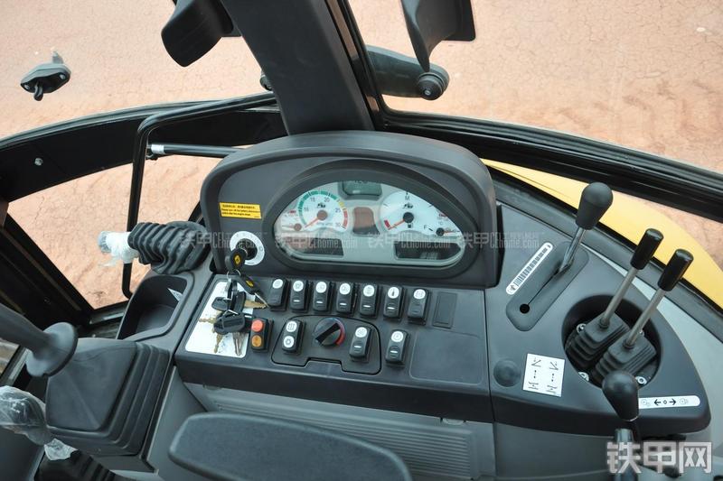 成工866HTC(可伸缩挖掘臂)挖掘装载机局部