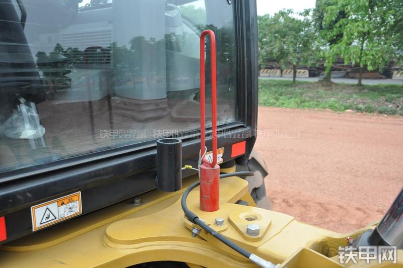 成工866HTC(可伸缩挖掘臂)挖掘装载机局部