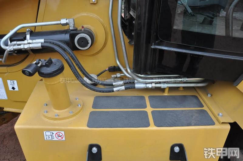 成工866HTC(可伸缩挖掘臂)挖掘装载机局部