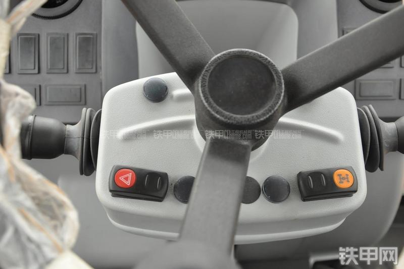 成工866HTC(可伸缩挖掘臂)挖掘装载机局部