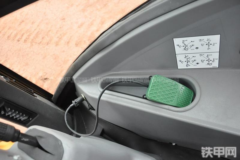 成工866HTC(可伸缩挖掘臂)挖掘装载机局部