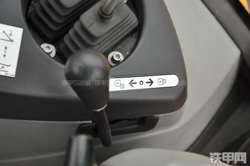 成工866HTC(可伸缩挖掘臂)挖掘装载机局部