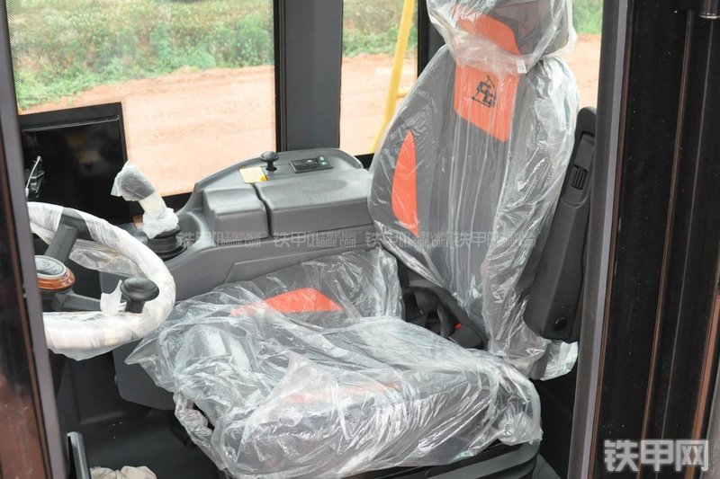 成工ZL50D-3装载机局部