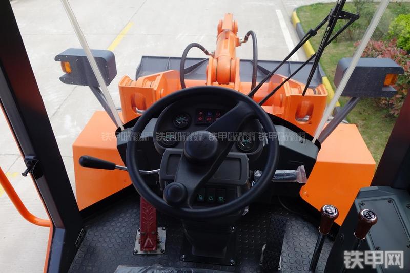 迪万伦DL301装载机局部