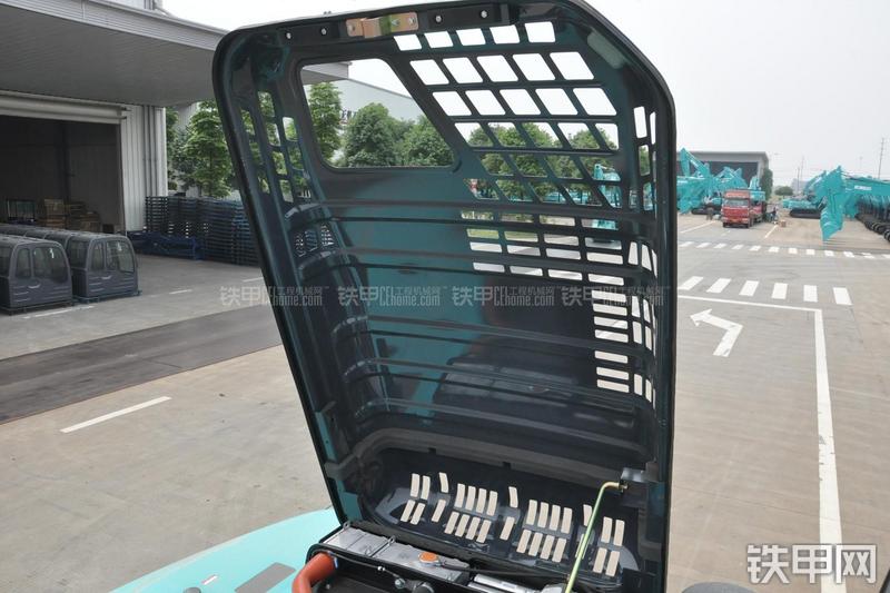 神钢SK270D挖掘机局部