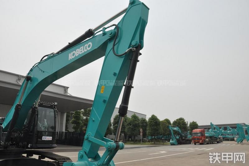 神钢SK270D挖掘机局部