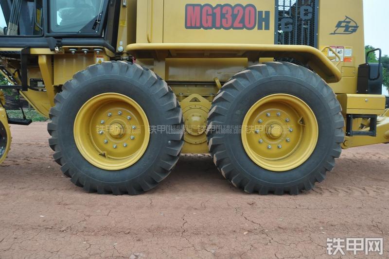 成工MG1320H平地机局部