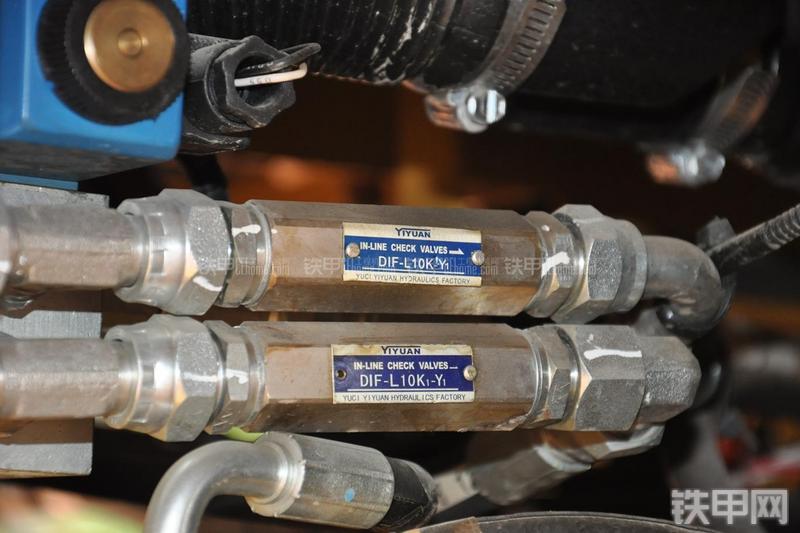 成工MG1320H平地机局部