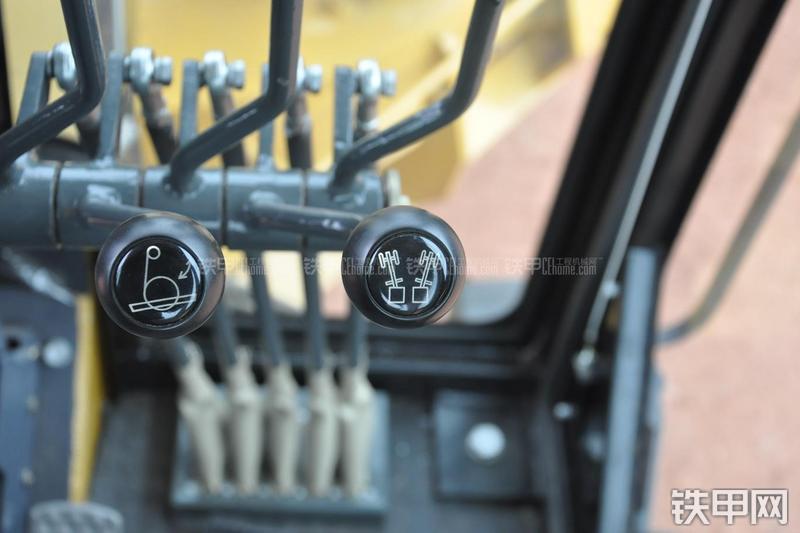 成工MG1320H平地机局部