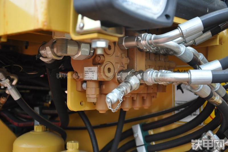 成工MG1320H平地机局部